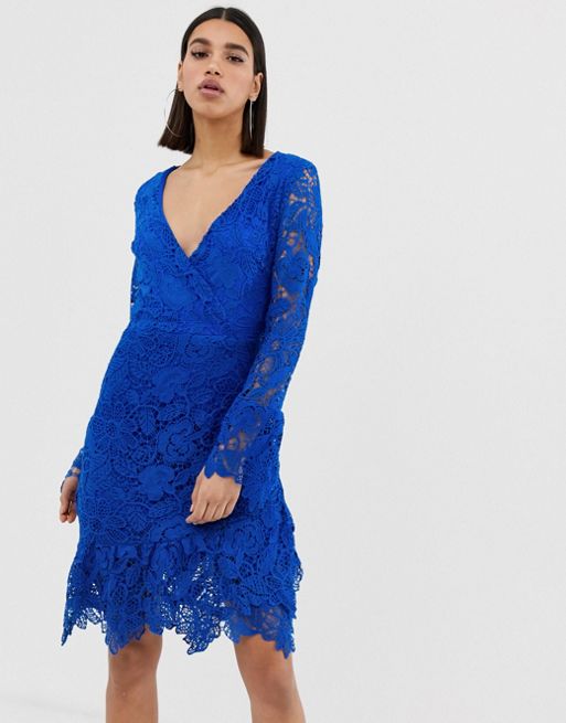 Missguided – Koronkowa sukienka midi wykończona falbanką, w kolorze  kobaltowego błękitu | ASOS