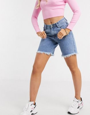 Missguided – Lang geschnittene Jeans-Shorts in Blau