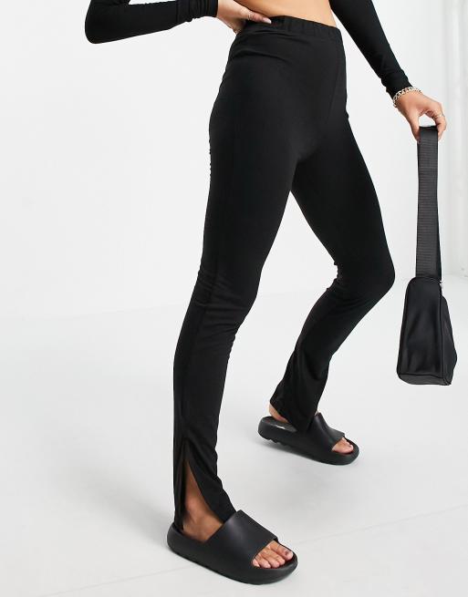 Missguided – Leggings mit ausgestelltem Bein und geteiltem Saum in Schwarz
