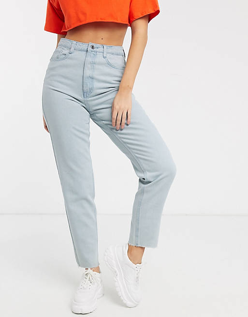Missguided – Ljusblå mom jeans med råskuren kant