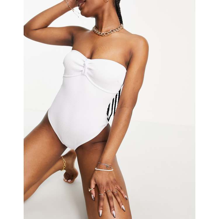 Missguided Maillot 1 piece sans bretelles en tissu cotele avec detail n ud Blanc