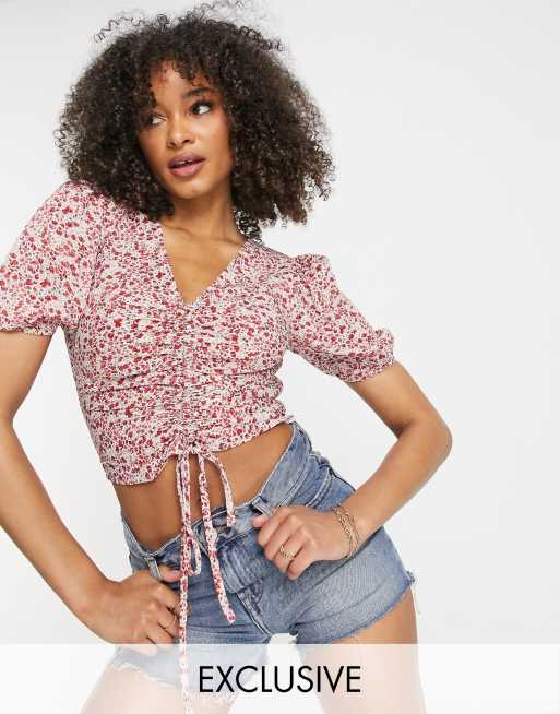 Missguided – Marszczony, krótki top z bufkami, w czerwone, drobne kwiatki