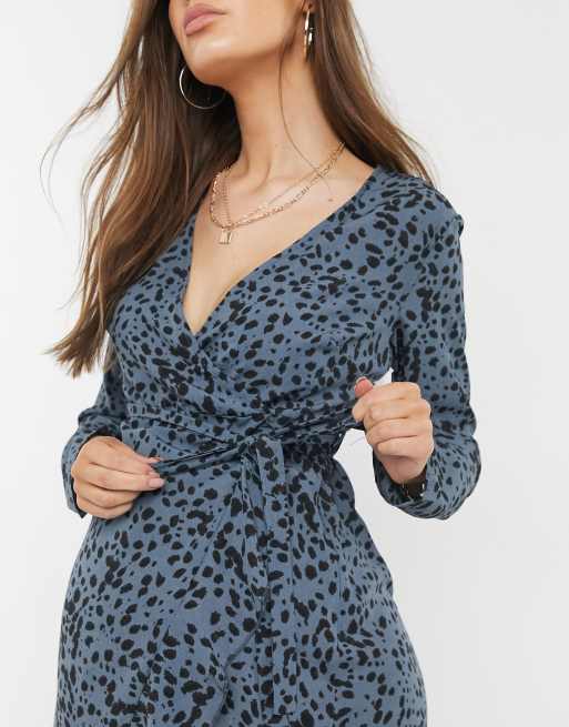 Missguided Maternity – Blå, dalmatinmönstrad omlottklänning med volangfåll, 3 av 4