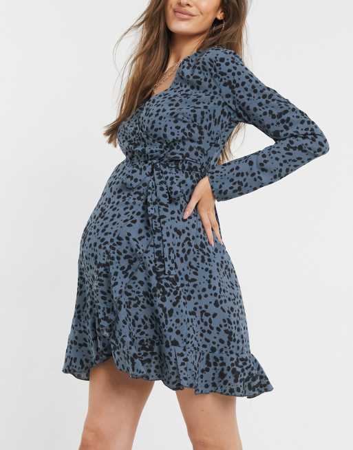 Missguided Maternity – Blå, dalmatinmönstrad omlottklänning med volangfåll, 4 av 4