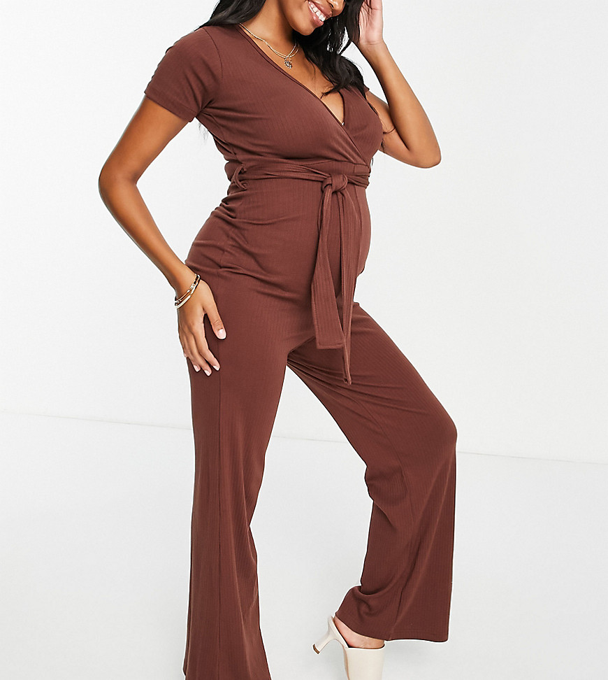 Missguided Maternity - Geribbelde jumpsuit met overslag en ceintuur in chocoladekleur-Bruin