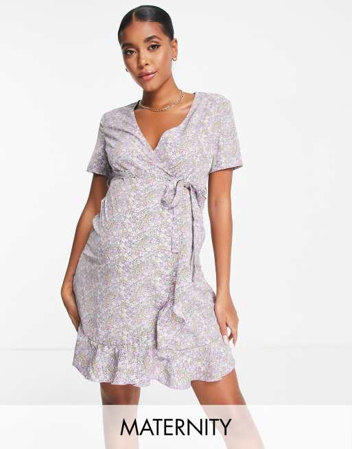 Missguided Maternity – Liliowa sukienka kopertowa z falbanką