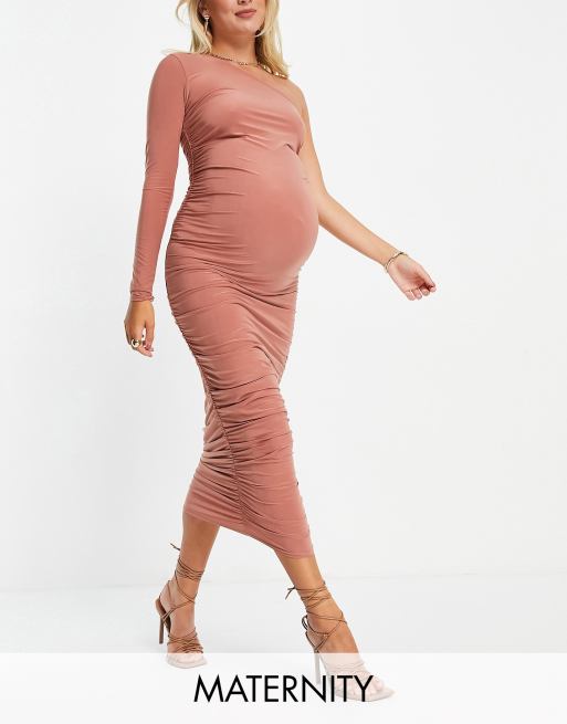 Missguided Maternity - Midi jurk met blote schouder en ruches in beigeroze