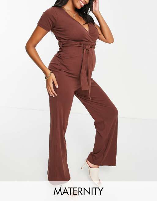 Missguided Maternity - Ribstrikket jumpsuit med slå-om-bælte i chokoladebrun