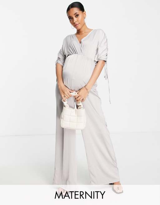 Missguided Maternity - Tuta jumpsuit avvolgente arricciata in raso, colore argento