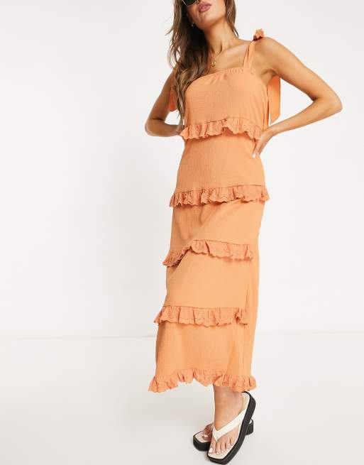 Missguided – Midi-Trägerkleid in Orange mit Rüschen