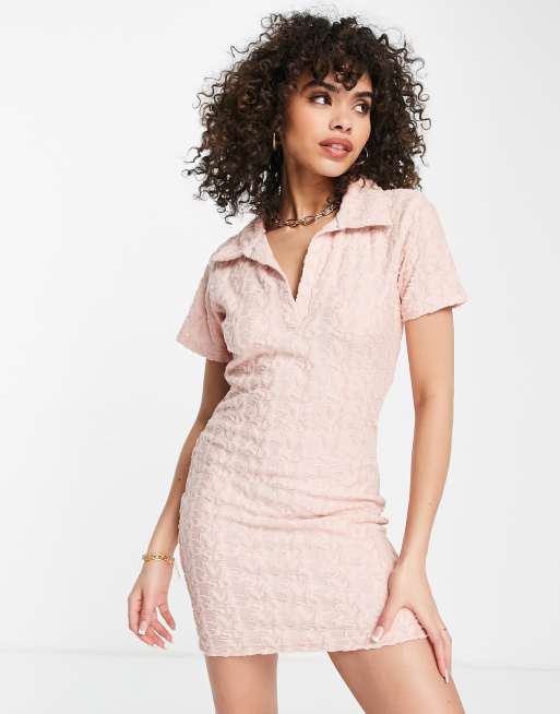 Missguided – Minikleid mit Kragen aus geprägtem Frottee in Rosa