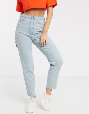 Missguided mom jeans with raw hem in light blue-Blues