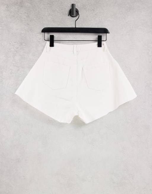 Missguided – Mom-Jeansshorts in Weiß mit unbehandeltem Saum, 2 von 4