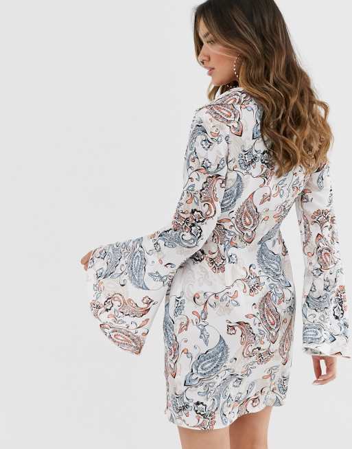Missguided – Paisleymönstrad skjortklänning i satin med snurrad knut framtill, 2 av 4