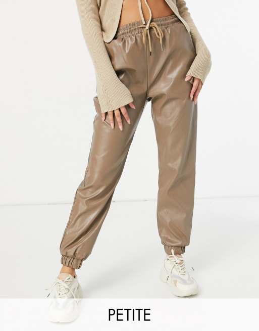 Missguided Petite – Beige mjukisbyxor i läderimitation