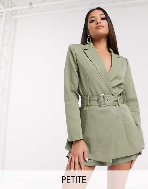 Missguided Petite Ensemble ajusté à ceinture Vert | ASOS Missguided Petite Ensemble avec blazer ajusté et pantalon