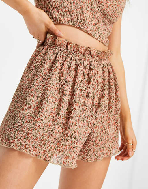 Missguided Petite crinkle shorts in brown ditsy - part of a set, 3 of 4