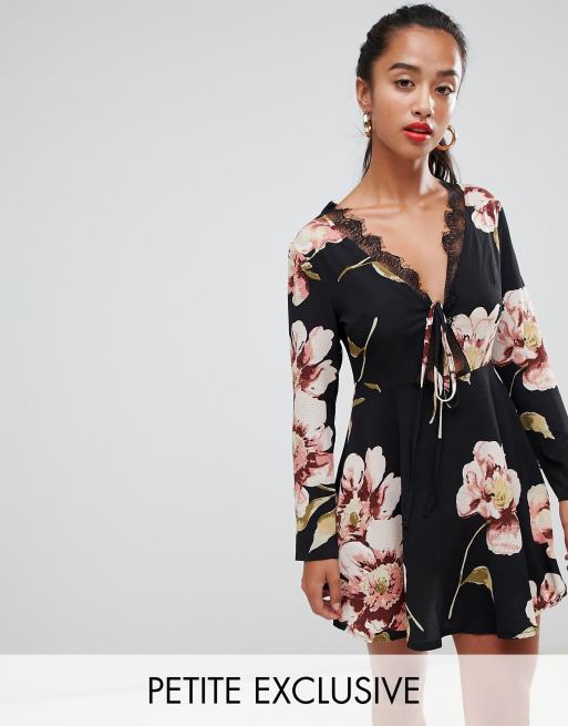 Missguided Petite - Eksklusiv sort blomstret skaterkjole i petite med blondekant og bindebånd foran
