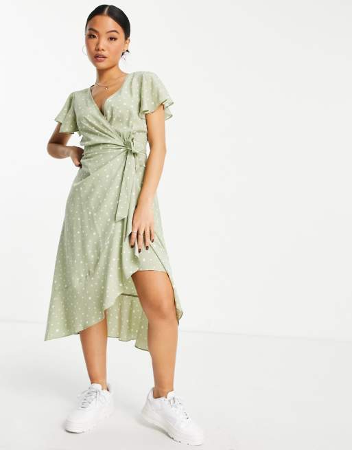 Missguided Petite – Gepunktetes Midi-Freizeitkleid in Salbeigrün mit Wickeldesign vorne, 4 von 4