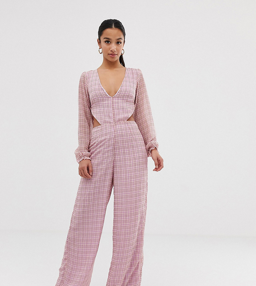 Missguided - Petite - Geruit jumpsuit met open achterkant en ruches in roze