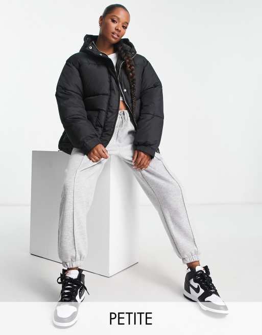 Missguided Petite - Gewatteerd jack met riem en capuchon in zwart