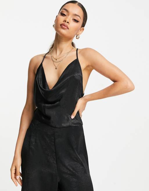 Missguided Petite Jumpsuit aus Satin mit Wasserfallausschnitt und weitem Bein in Schwarz ASOS