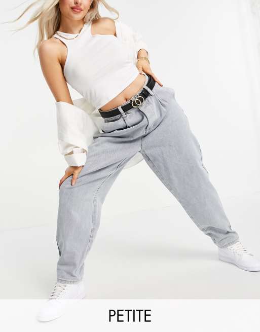Missguided Petite – Lässige Jeans in verwaschenem Hellblau mit hohem Bund und Falten vorne