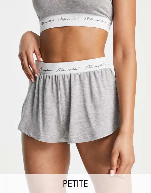 Missguided Petite - Luchtige pyjamashort met logobies in grijs