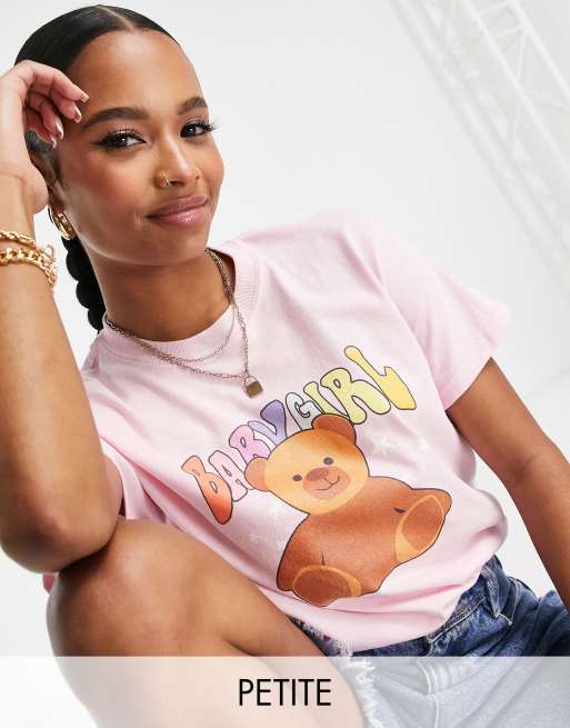 Missguided Petite - Lyserød T-shirt med bamsegrafik og 'Baby Girl'-tekst