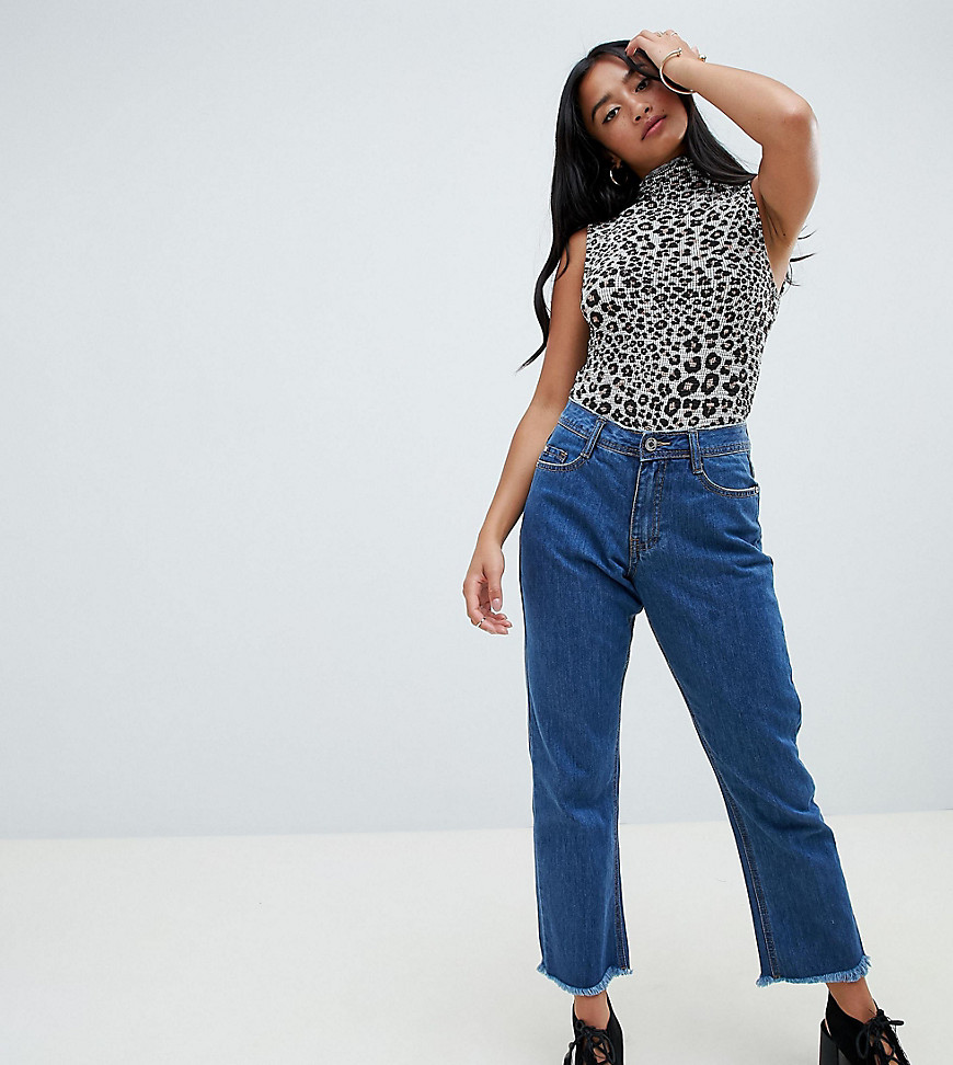 Missguided Petite – Wrath – Mellanblå utsvängda jeans med mellanhög midja i kort modell