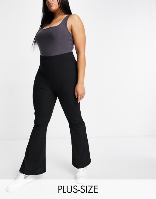 Missguided Plus - Geribbelde flare-broek in zwart