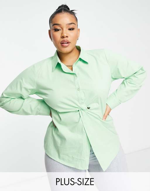 Missguided Plus – Popelinehemd in Grün mit verdrehtem Design vorne