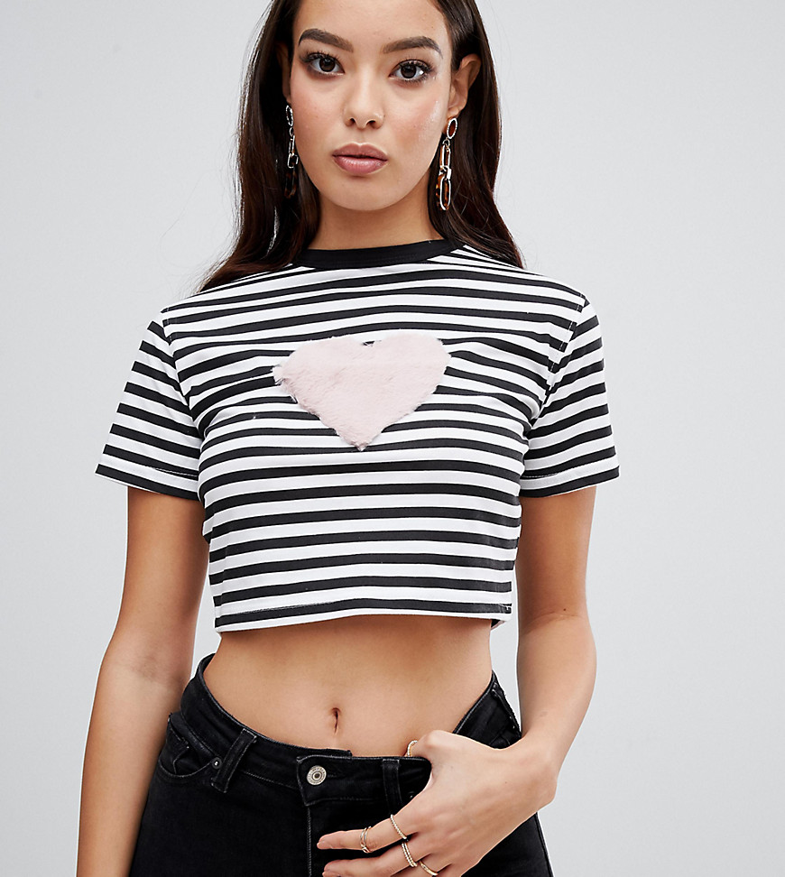 Missguided – Randig t-shirt med fuskpälshjärta-Vit