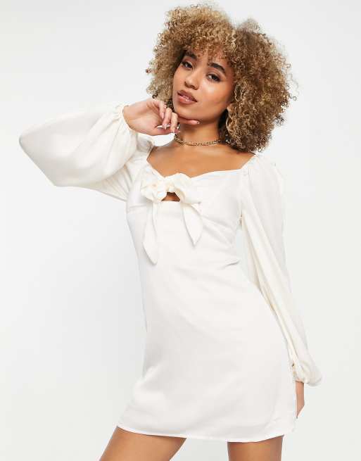 Missguided Robe patineuse tendance folk nouee sur le devant en satin Creme