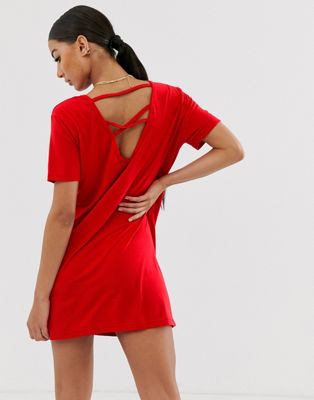 Missguided – Röd t-shirtklänning med korsad rygg
