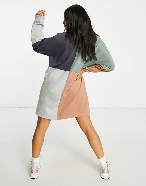  Zakupy Missguided – Sukienka swetrowa oversize w pastelowe bloki kolorÓw Zielony