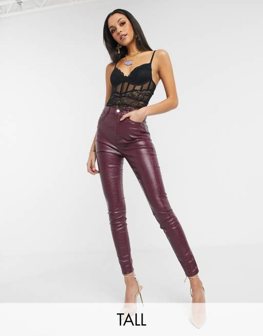 Missguided Tall — Bordowe obcisłe spodnie z poliuretanu ze wzorem skóry krokodyla