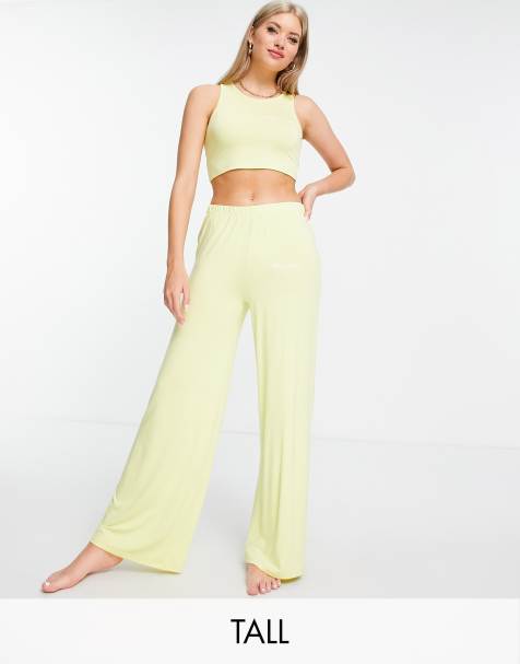 Missguided Tall – Geprägtes Pyjama-Set in Gelb mit kurzem Oberteil und Hose mit weitem Bein - view 1