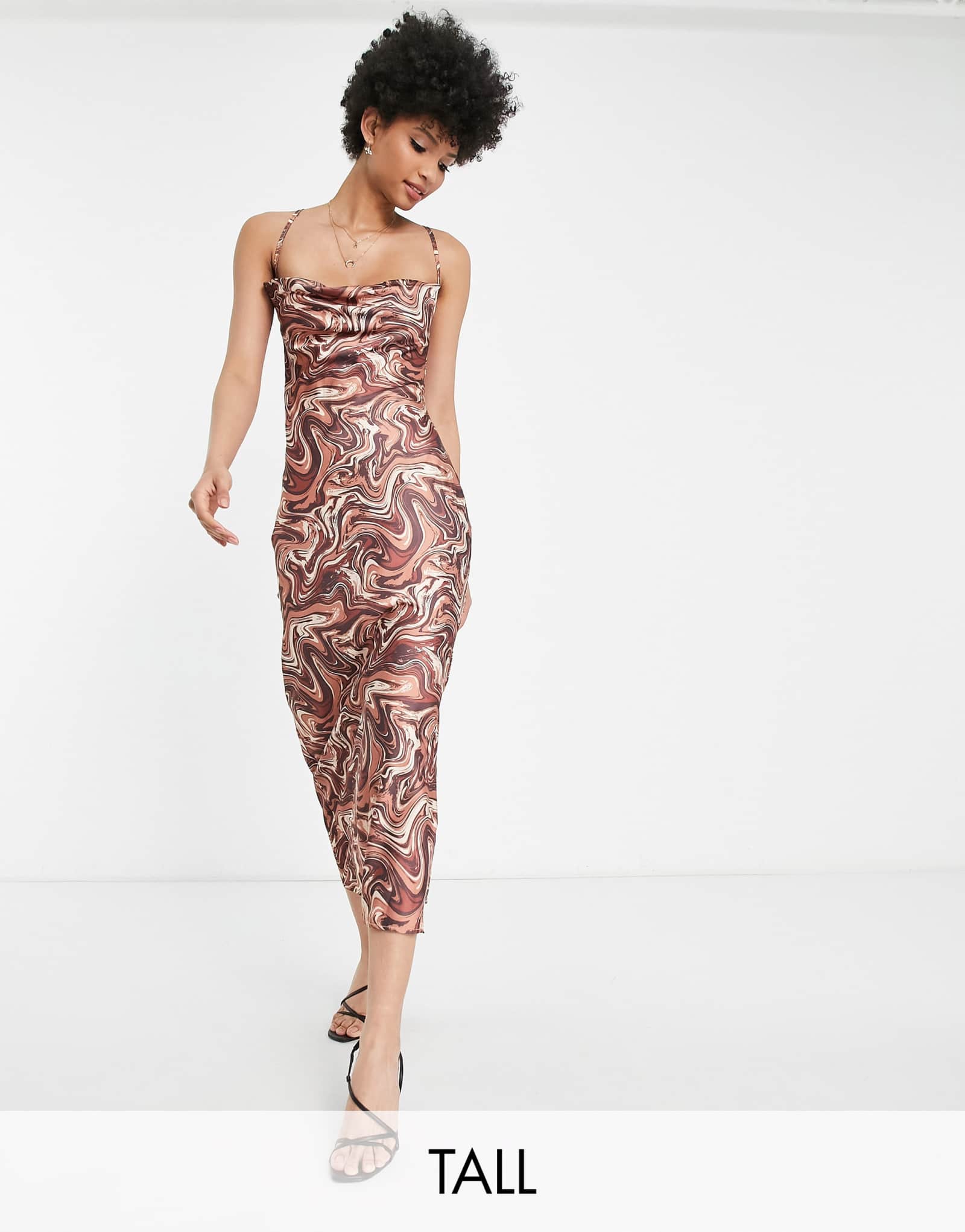 Длинное атласное платье миди от Missguided с круглым вырезом горловины и коричневым мраморным принтом