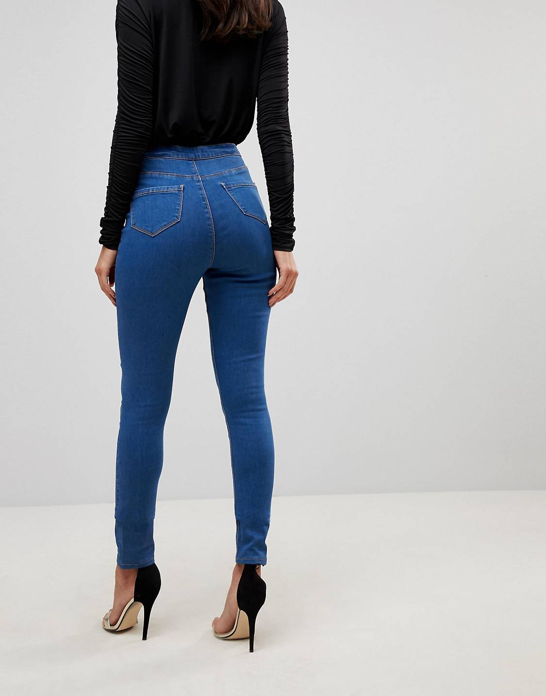 Обтянутые джинсы женские. Обтягивающие джинсы женские. Облегающие джинсы женские. Обтягивающие синие джинсы. Джинс женские обтягивающи.