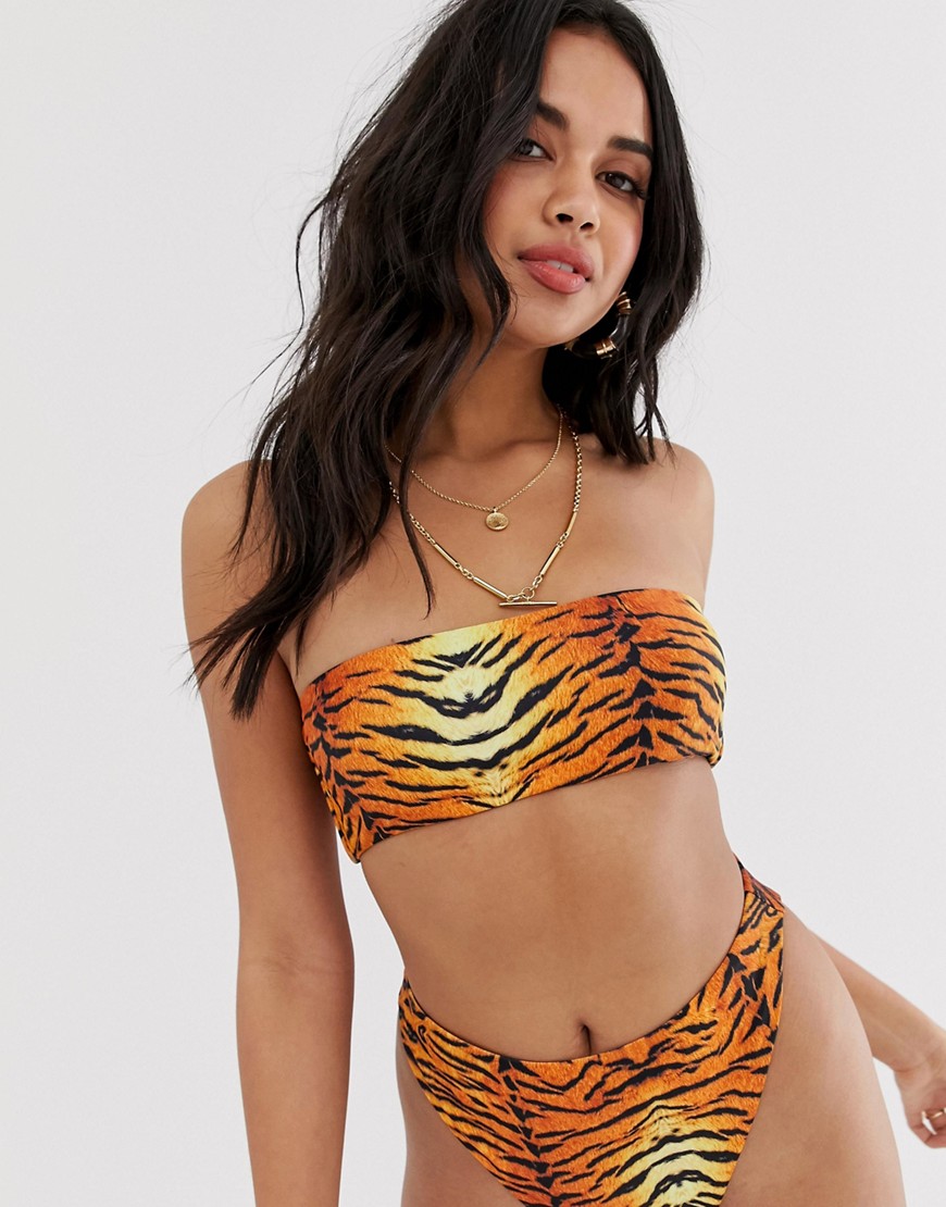 Missguided – Tigermönstrad, vändbar bikiniöverdel i bandeau-modell-Flerfärgad