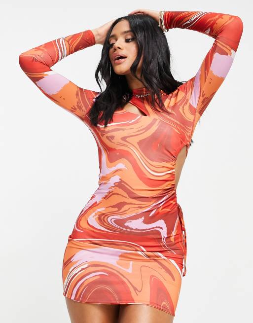 Missguided - Tætsiddende minikjole med udskårne skuldre i rødt marmorprint