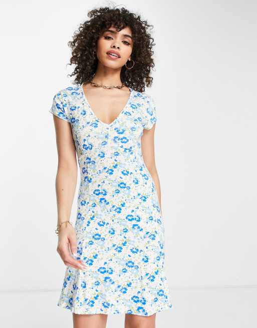 Missguided v neck skater dress in floral in white