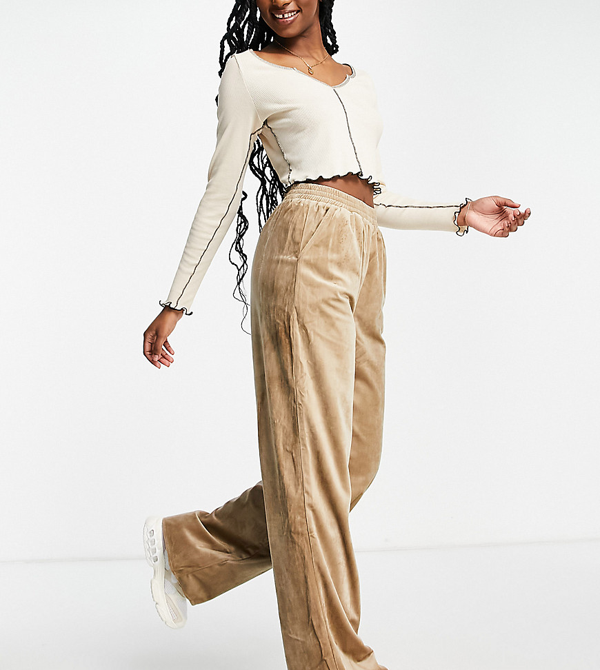 Missguided velour wide leg sweatpants in taupe-Neutral