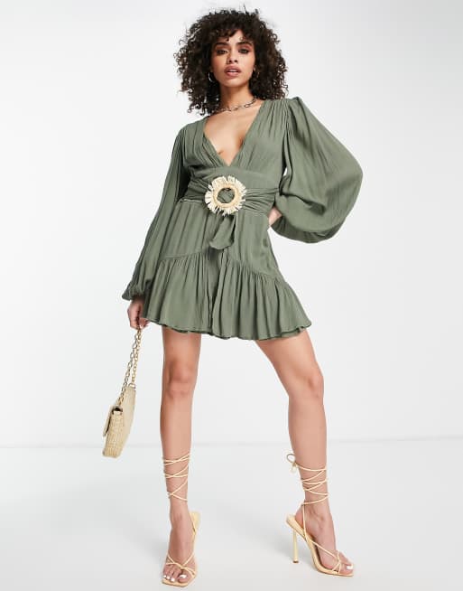Missguided - Vestito kaki con scollo profondo e maniche a palloncino in tessuto stropicciato