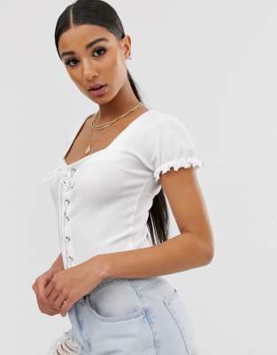 Missguided – Vit body i milkmaid-modell med snörning framtill