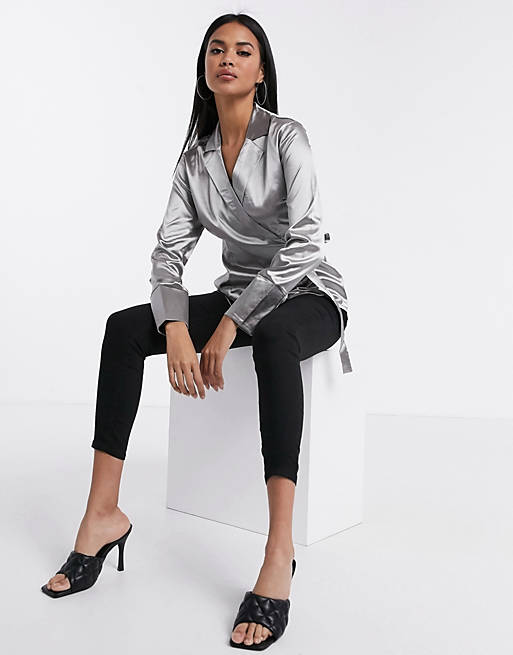 Missguided – Wickelbluse aus Satin in Silber