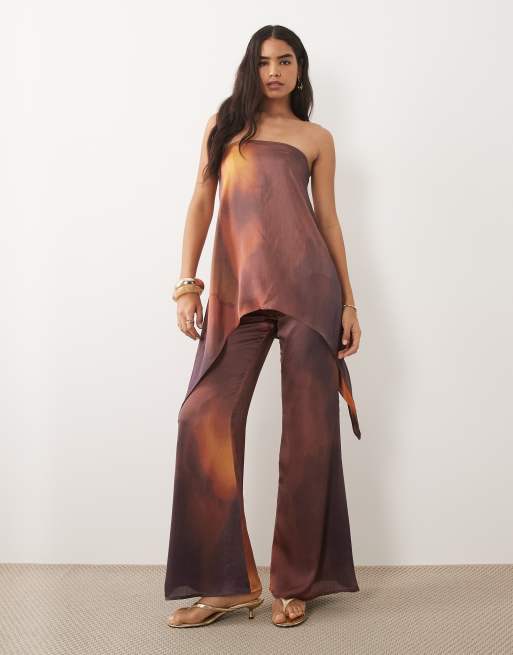Missy Empire - Conjunto color óxido y burdeos con estampado difuminado de pantalones y top largo asimétrico con escote palabra de honor de satén