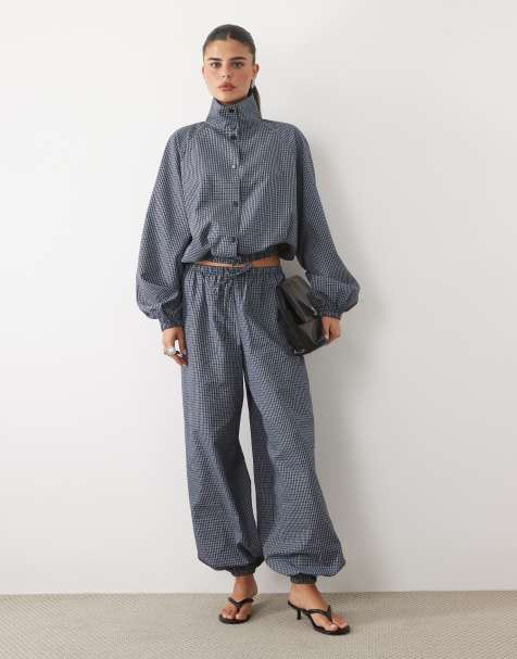 Missy Empire - Coordinato in nylon blu a quadri con giacca accollata a palloncino e pantaloni - view 1