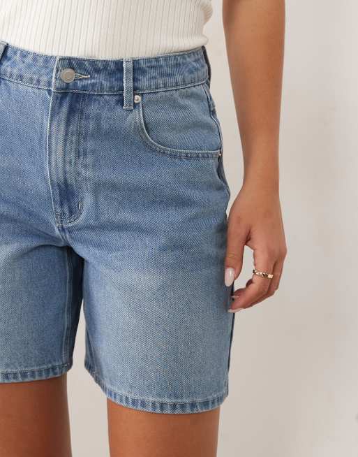 Missy Empire denim longline shorts in mid blue wash, 4 of 5